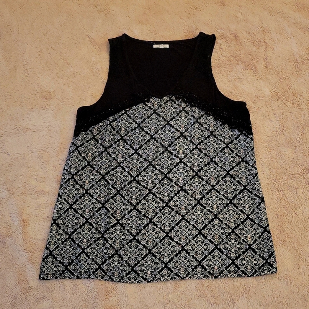 Sz L pattern sleeveless with top with black lace detail.